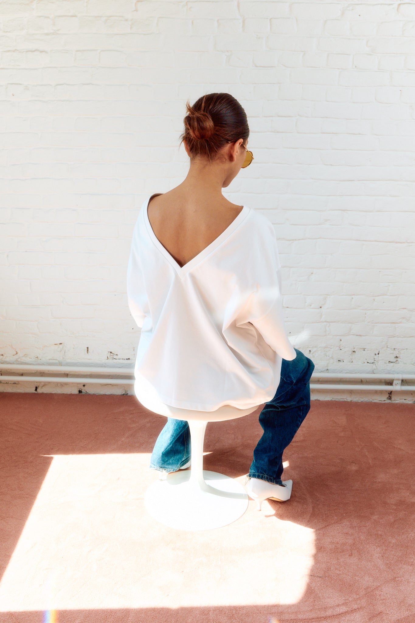 The V Back T I White