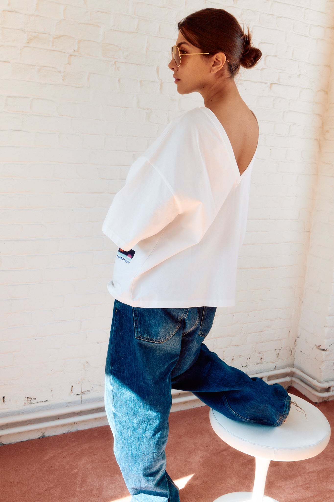 The V Back T I White